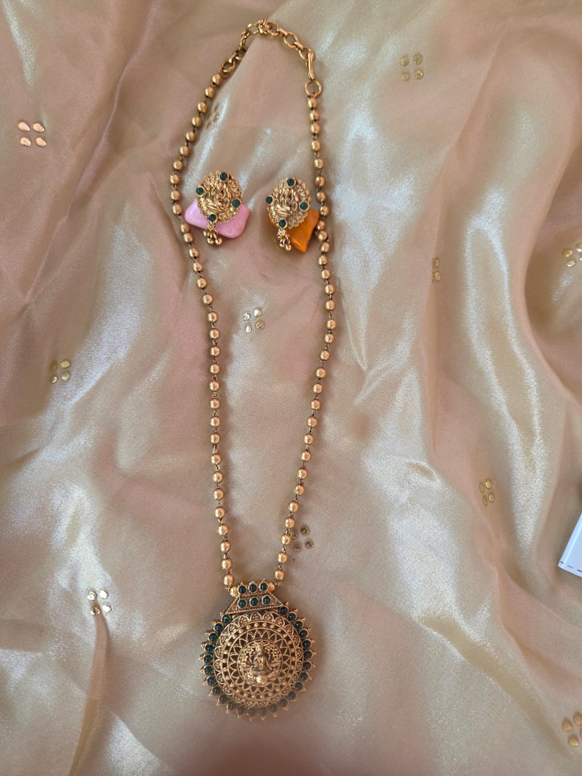 Long chain with pendant 