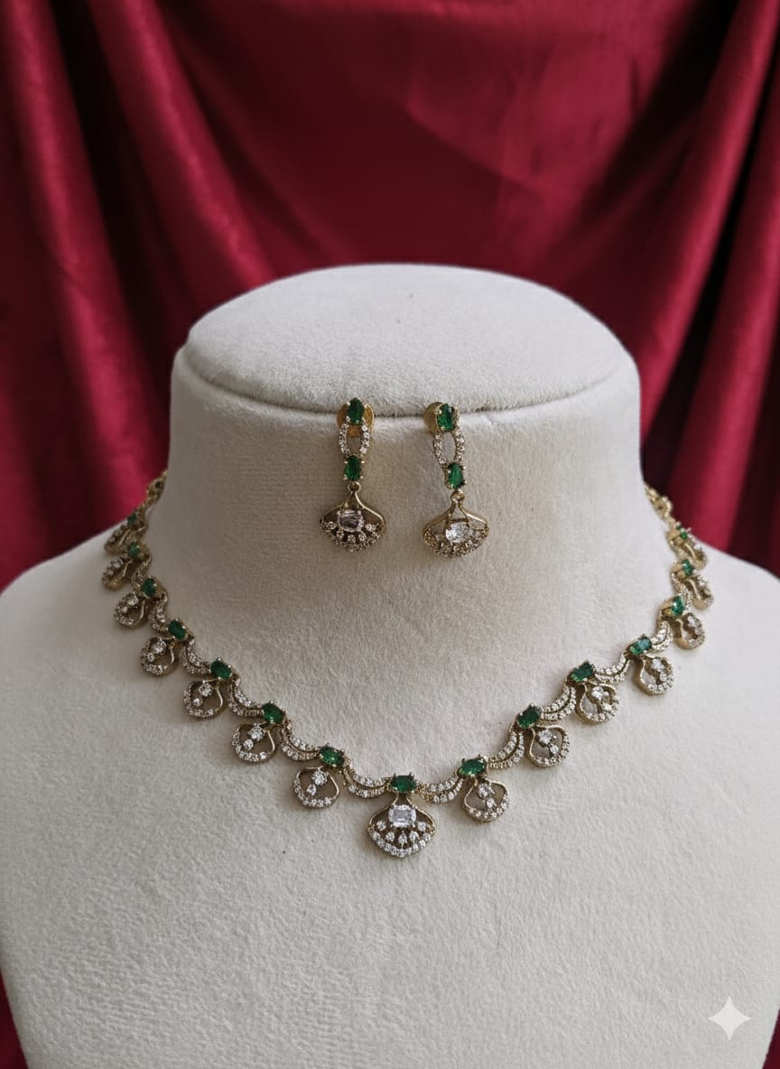 AD STONE NECKLACE WITH GREEN STONE